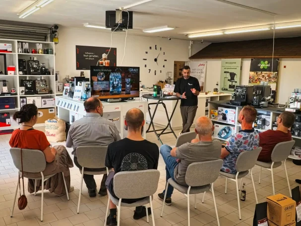 Kaffeewissen aus erster Hand Teilnehmer beim Theorie-Vortrag von Trainer Raffaele Iuliucci beim Barista-Kurs in Freudenberg bei Depot 57