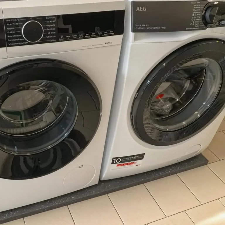 Zwei moderne Großraum-Waschmaschinen von Siemens und AEG nebeneinander bei Hausgeräte Siegerland in Freudenberg, perfekt für Familien