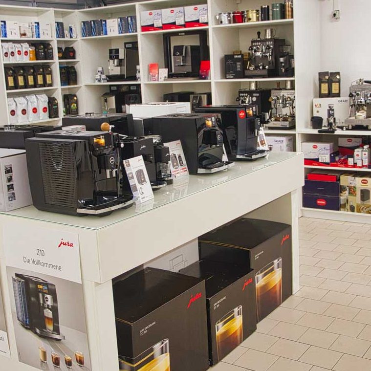 Küchengeräte-Ausstellung mit verschiedenen Kaffeemaschinen und Haushaltsgeräten. Küchengeräte-Ausstellung mit verschiedenen Kaffeemaschinen und Haushaltsgeräten.