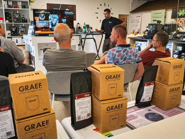 Bestes Equipment für besten Geschmack GRAEF Kaffeebohnen und Espresso-Zubehör im Vordergrund beim Barista-Seminar in Freudenberg bei Depot 57