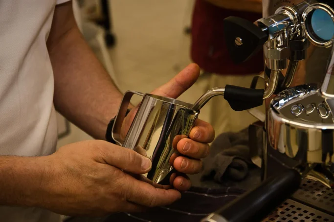 Die Kunst des Milchaufschäumens Milch aufschäumen mit der Dampflanze einer Kaffeemaschine beim Barista-Kurs in Freudenberg bei Depot 57