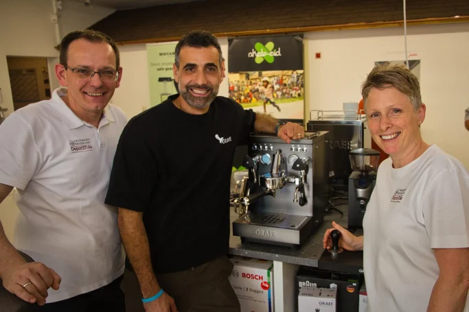 Starkes Team, starker Kaffee Barista Raffaele Iuliucci mit dem Depot 57 Team an der GRAEF Espressomaschine in Freudenberg