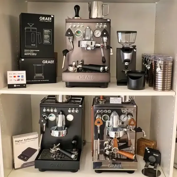 Graef Barista Kurs in Siegen – Espresso Kurs NRW bei Hausgeräte Siegerland Mehrere Graef Siebträgermaschinen und Graef Kaffeemühlen stehen bereit für den Barista Kurs bei Hausgeräte Siegerland in Freudenberg