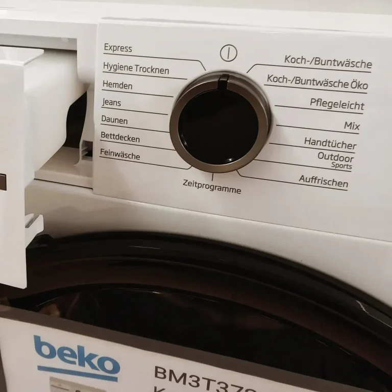 Detailansicht des Bedienfelds am Beko BM3T37249W Kondenstrockner mit verschiedenen Trockenprogrammen
