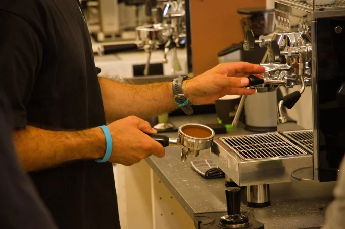 Handwerk im Fokus: Siebträger einsetzen Siebträger einsetzen bei Graef Maschine. Barista-Schulung bei Hausgeräte Siegerland / Depot 57 in Freudenberg