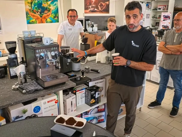 Den richtigen Mahlgrad im Blick Barista Raffaele Iuliucci erklärt Kaffeemehl-Mahlgrad beim Barista-Workshop bei Depot 57 Freudenberg
