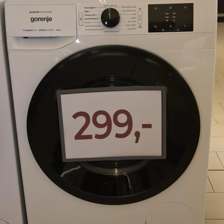 Frontalansicht einer weißen Gorenje-Waschmaschine mit einem deutlichen 299,- Euro Preisschild bei Hausgeräte Siegerland in Freudenberg