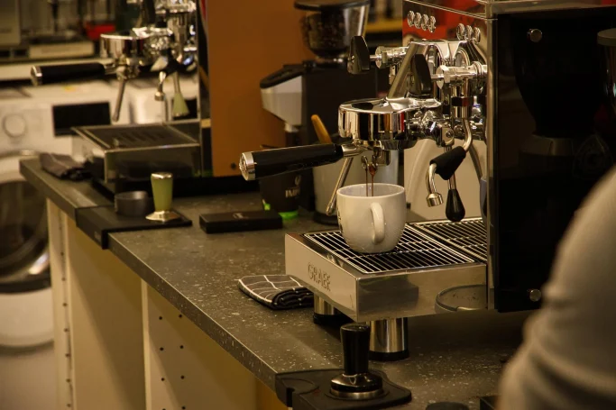 Die perfekte Espresso-Extraktion Espresso läuft aus Graef Siebträgermaschine in Tasse. Kaffee-Workshop in Freudenberg bei Depot 57