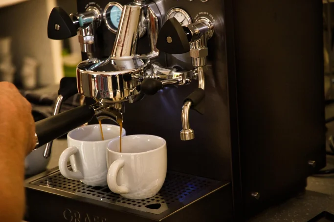 Doppelter Genuss aus der Siebträgermaschine Doppelter Espresso läuft aus Graef Siebträger in zwei Tassen. Barista-Seminar bei Depot 57 Freudenberg